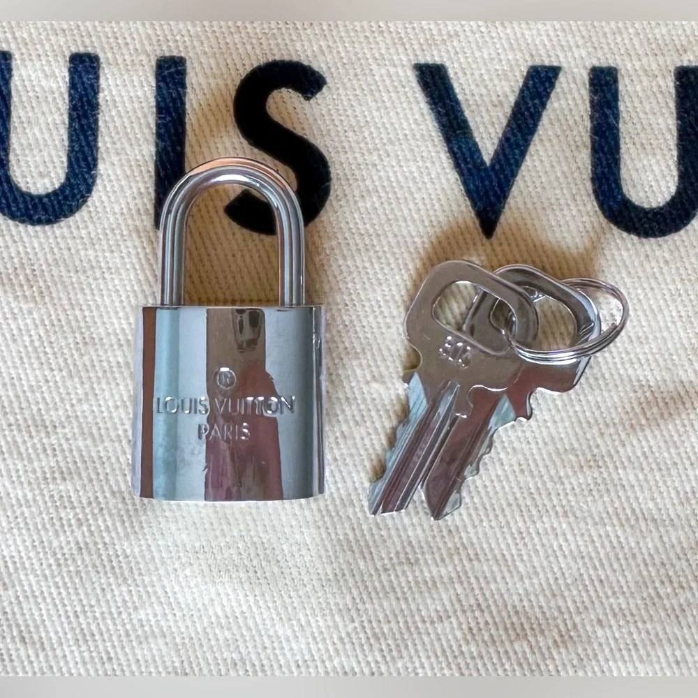 New Louis Vuitton Silver Lock and Key with COA #315 3 pc - Picture 4 of 8